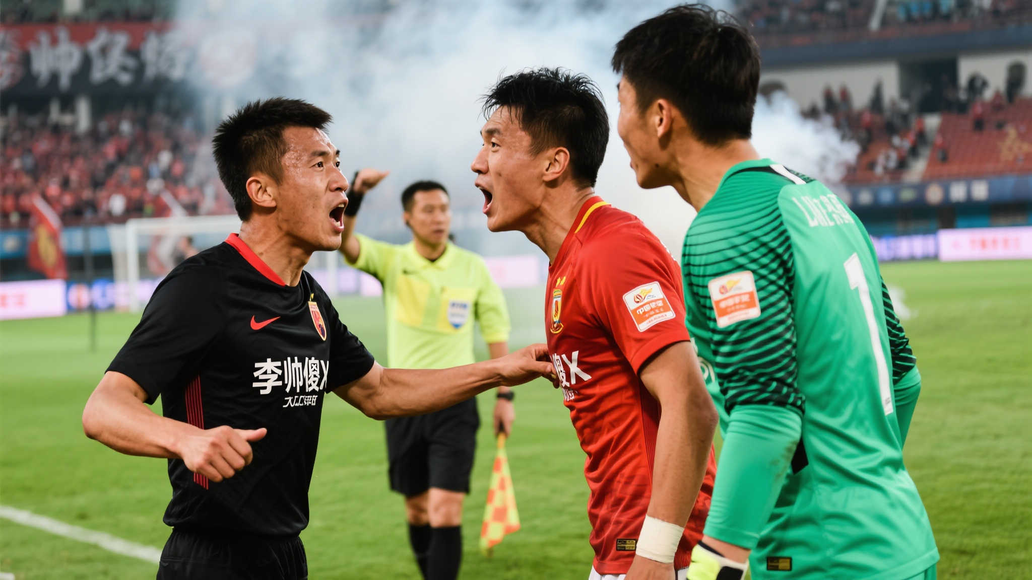 足球场上的硝烟不仅局限于球员之间的竞技对决，情绪碰